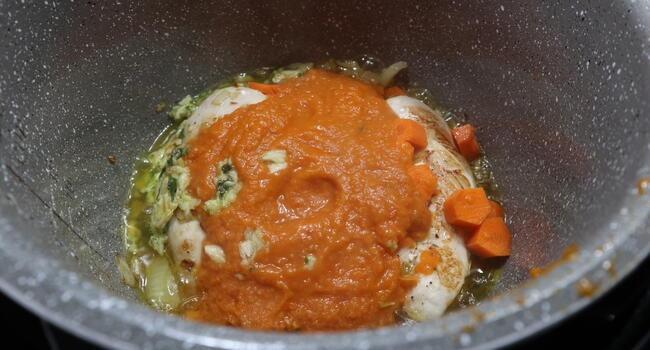 Ponemos el resto de los ingredientes y cocinamos el pollo