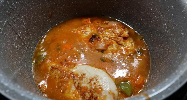 Ponemos las pechugas junto a la salsa y cocinamos