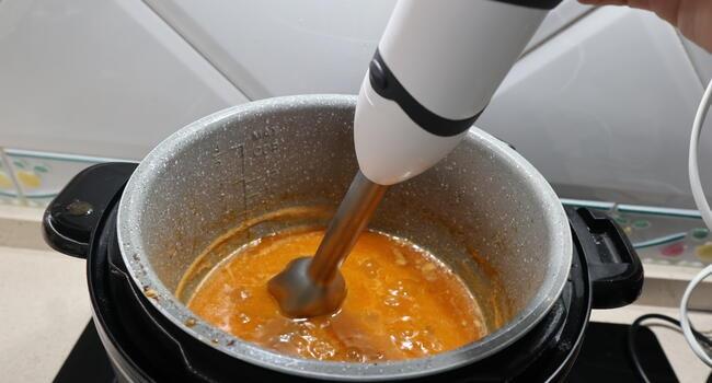 Trituramos la salsa con la ayuda de una batidora