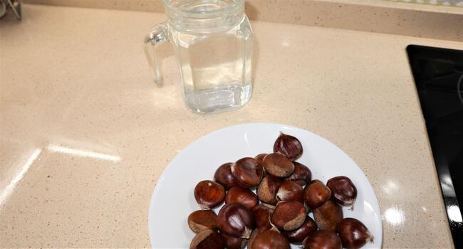 Los ingredientes necesarios para hacer las castañas asadas en Thermomix