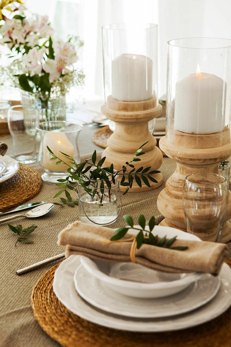 Una mesa natural y con básicos