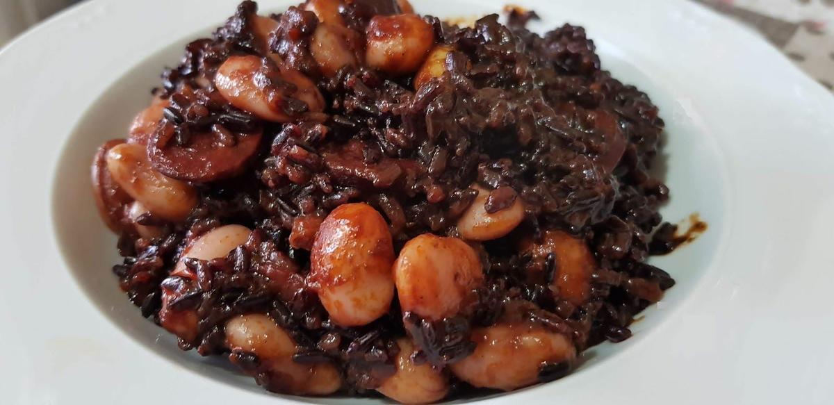 Receta arroz negro con chorizo y alubias