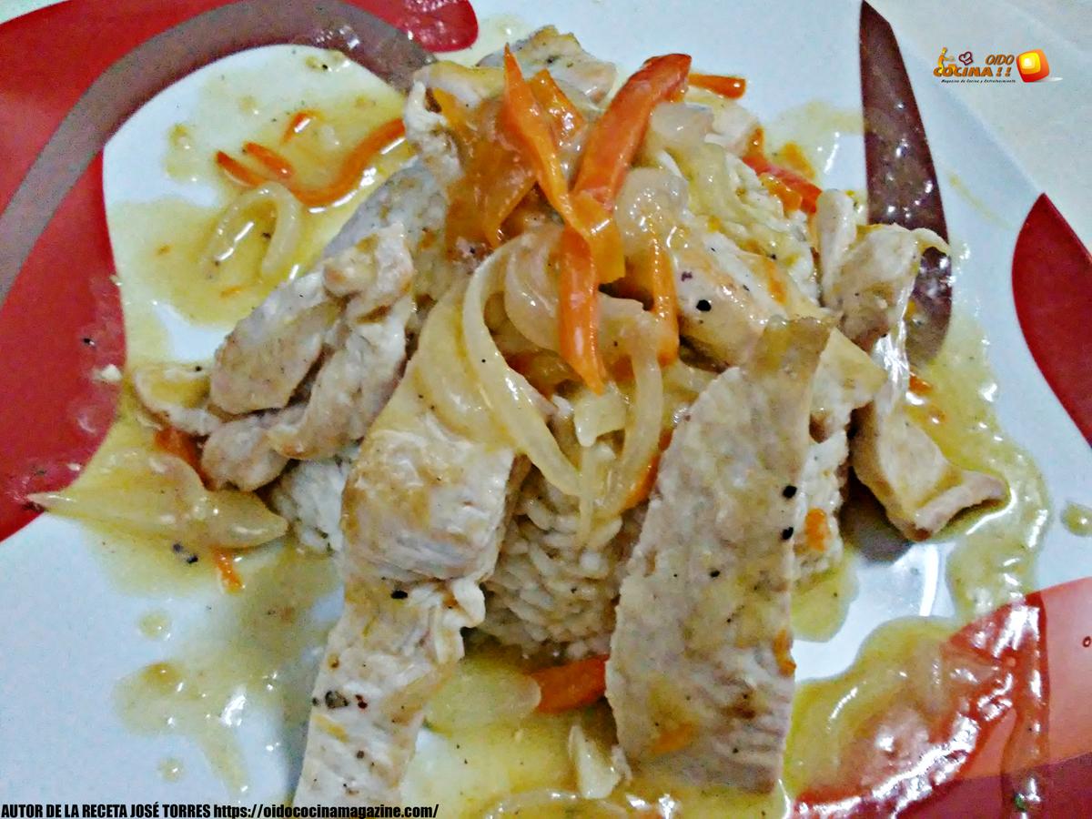 Arroz blanco con pollo escabechado