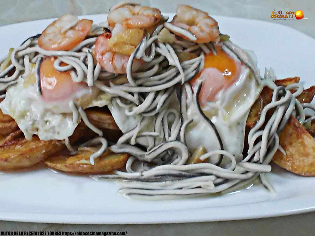 Huevos rotos con patatas, angulas sucedáneas, y gambas