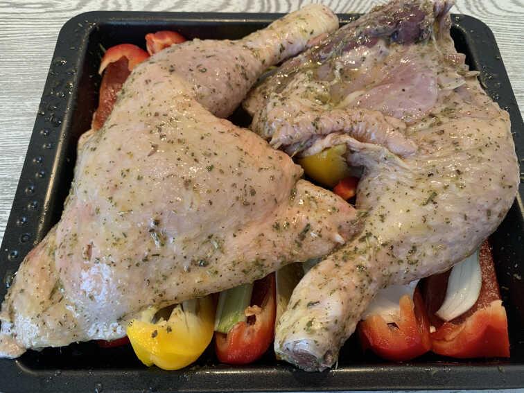 Preparando muslos de pollo para asar