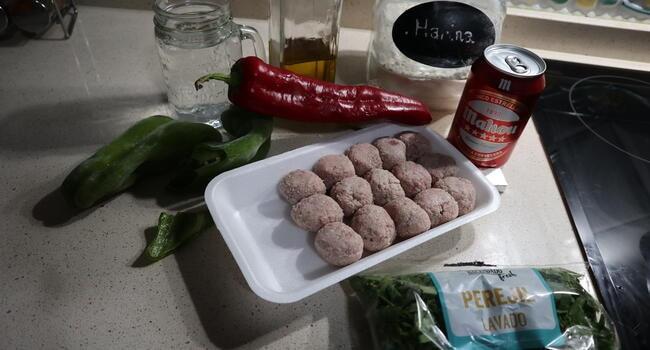 Los ingredientes necesarios para hacer las albóndigas a la cerveza en Mycook