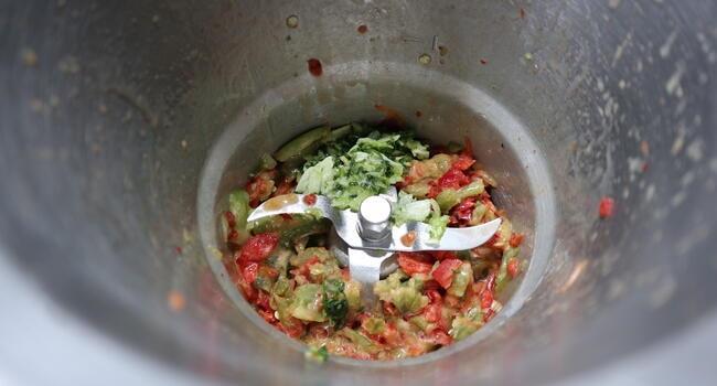 Echamos las verduras para picarlas y hacer el sofrito