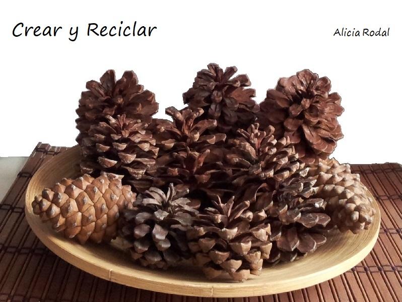 Cómo hacer una corona de Navidad con cartón, piñas de pino y otros materiales reciclados DIY Corona de adviento Decoración navideña