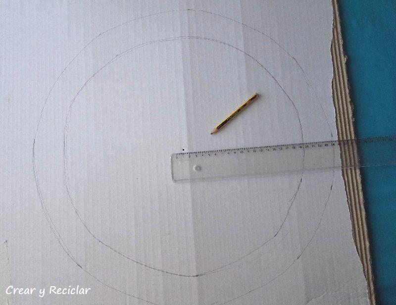 Cómo hacer una corona de Navidad con cartón, piñas de pino y otros materiales reciclados DIY Corona de adviento Decoración navideña