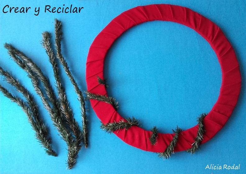 Cómo hacer una corona de Navidad con cartón, piñas de pino y otros materiales reciclados DIY Corona de adviento Decoración navideña