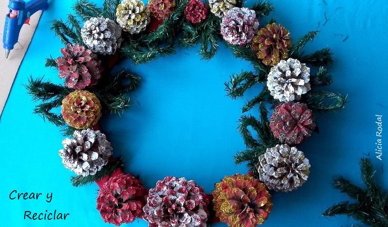 Cómo hacer una corona de Navidad con cartón, piñas de pino y otros materiales reciclados DIY Corona de adviento Decoración navideña