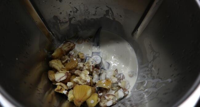 Echamos las castañas y la nata (crema de leche) para picarlas en la Thermomix