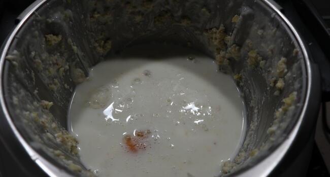 Echamos en la jarra el resto de los ingredientes y mezclamos todos los ingredientes