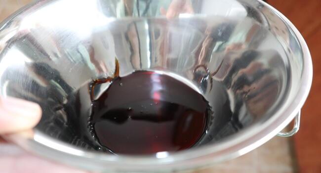 Echamos el caramelo y la mezcla de la jarra