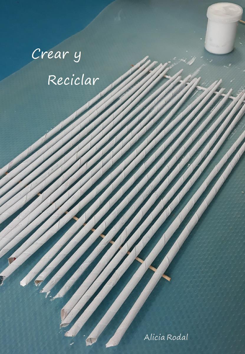 En este tutorial te muestro cómo hacer un árbol de Navidad con papel periódico o revistas. Esta manualidad es ideal para la decoración de espacios pequeños. Esta linda miniatura sirve para decorar cualquier rincón de tu hogar u oficina.