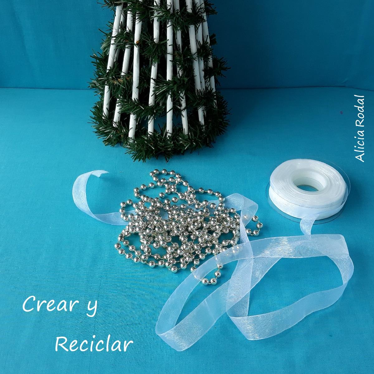 En este tutorial te muestro cómo hacer un árbol de Navidad con papel periódico o revistas. Esta manualidad es ideal para la decoración de espacios pequeños. Esta linda miniatura sirve para decorar cualquier rincón de tu hogar u oficina.