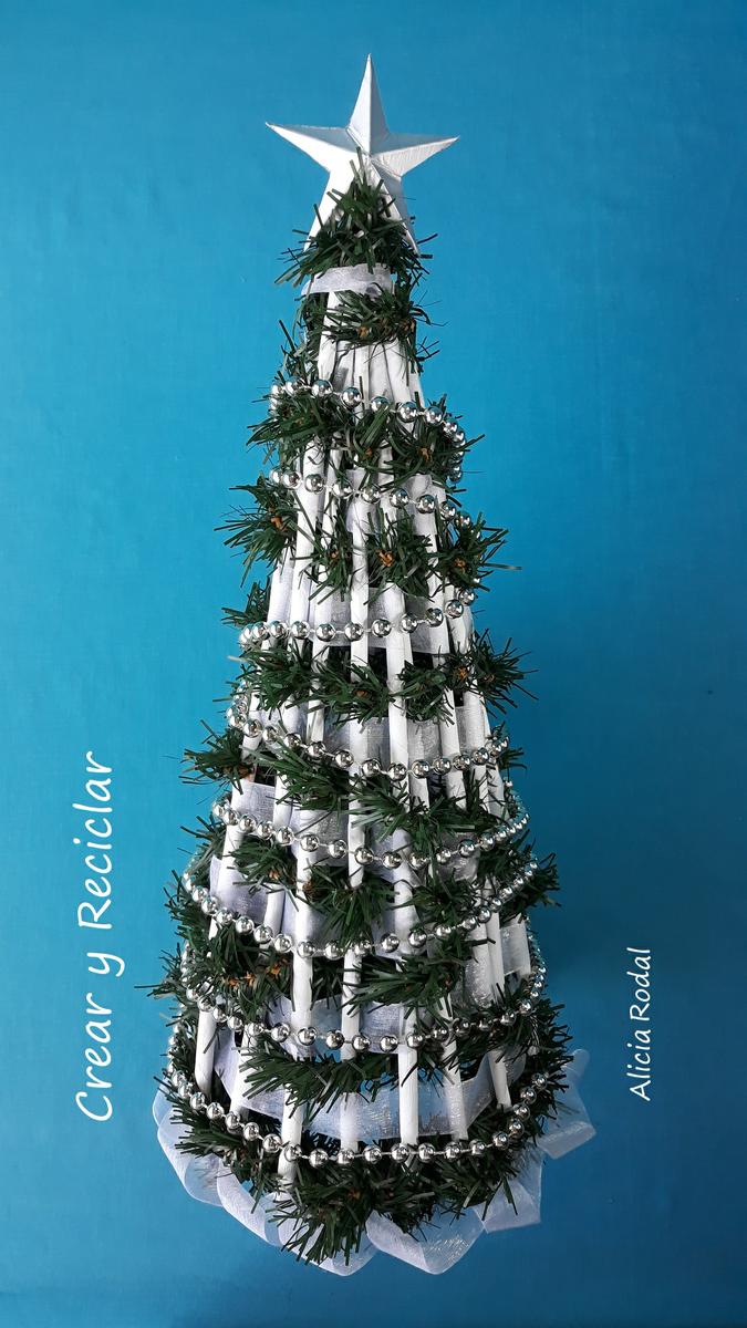 En este tutorial te muestro cómo hacer un árbol de Navidad con papel periódico o revistas. Esta manualidad es ideal para la decoración de espacios pequeños. Esta linda miniatura sirve para decorar cualquier rincón de tu hogar u oficina.