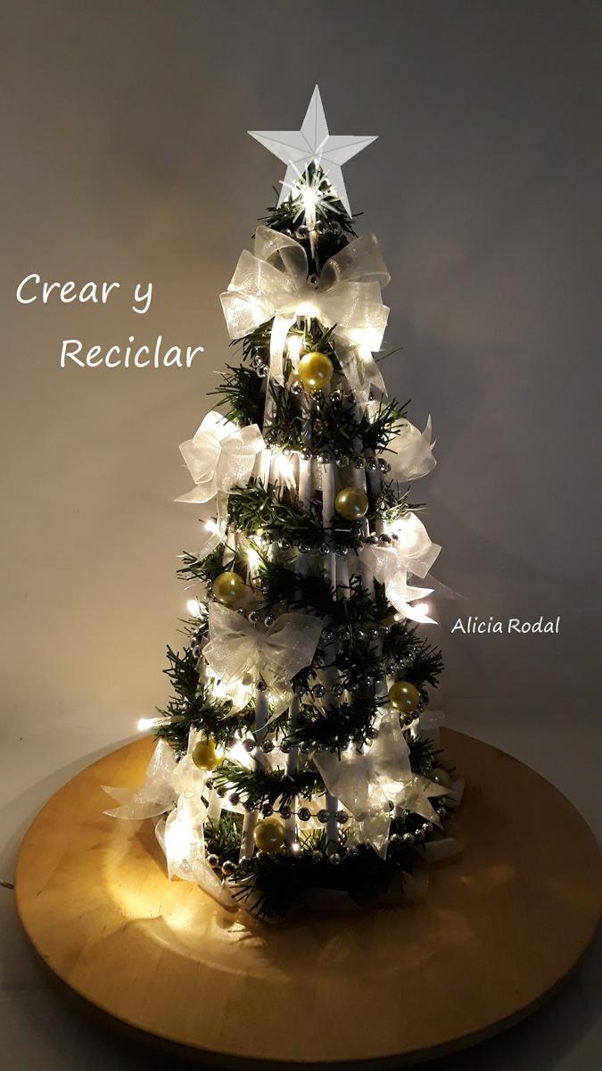 En este tutorial te muestro cómo hacer un árbol de Navidad con papel periódico o revistas. Esta manualidad es ideal para la decoración de espacios pequeños. Esta linda miniatura sirve para decorar cualquier rincón de tu hogar u oficina.