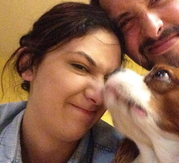 El perro está celoso de la pareja