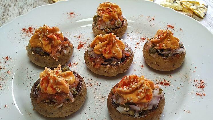 Champiñones rellenos con hummus
