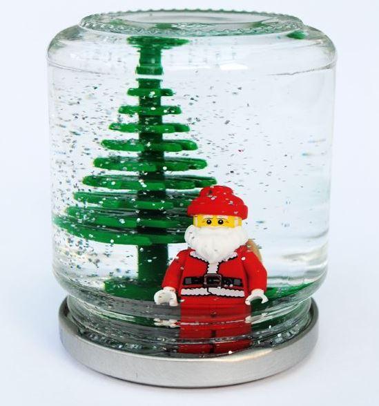 Papá noel con figuras lego. Vía Pinterest.