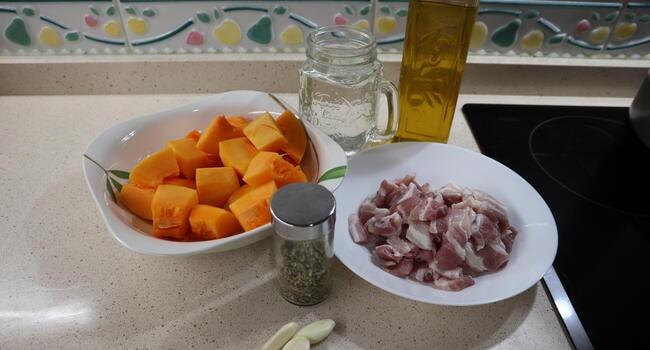 Los ingredientes para hacer calabaza con beicon con la Olla Gm