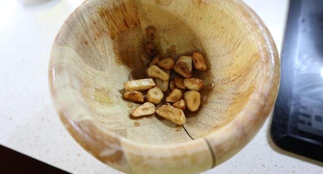 Ponemos en la cubeta el aceite y sofreímos los ajos