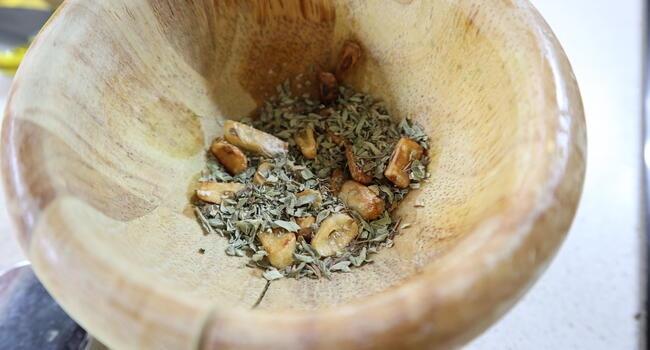 Echamos orégano y la sal en el mortero y machamos