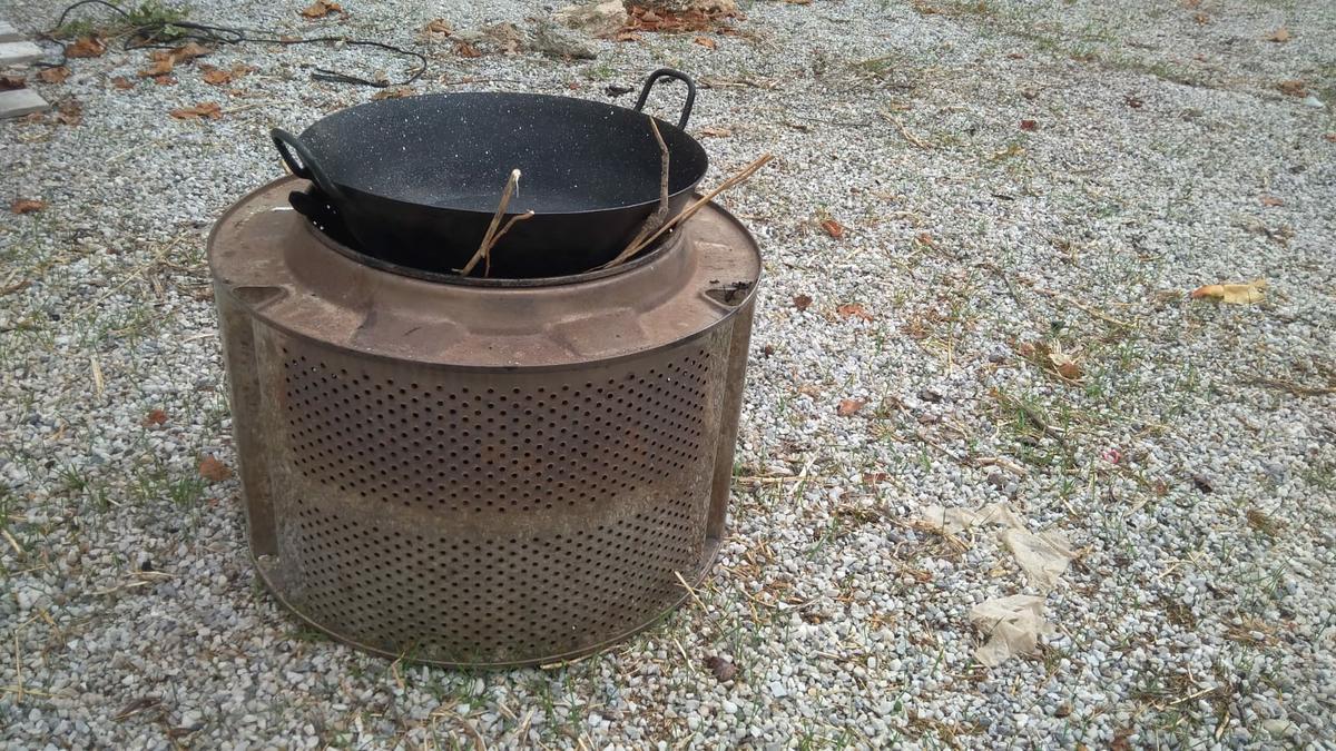 Paellera o sarten grande en la boca del tambor de lavadora dónde se puede poner para cocinar