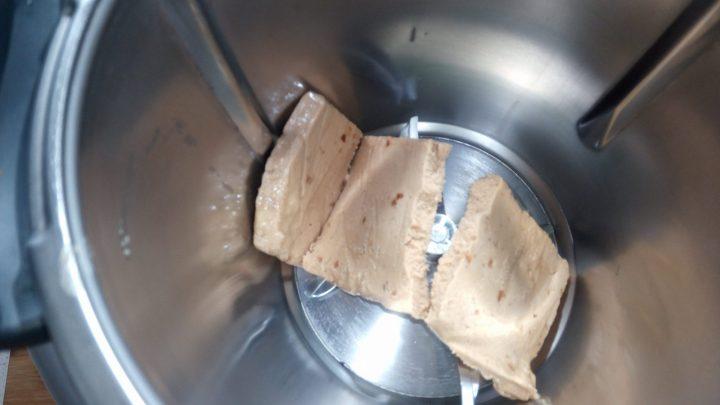 Vamos a picar el turrón en la Thermomix para hacer el flan