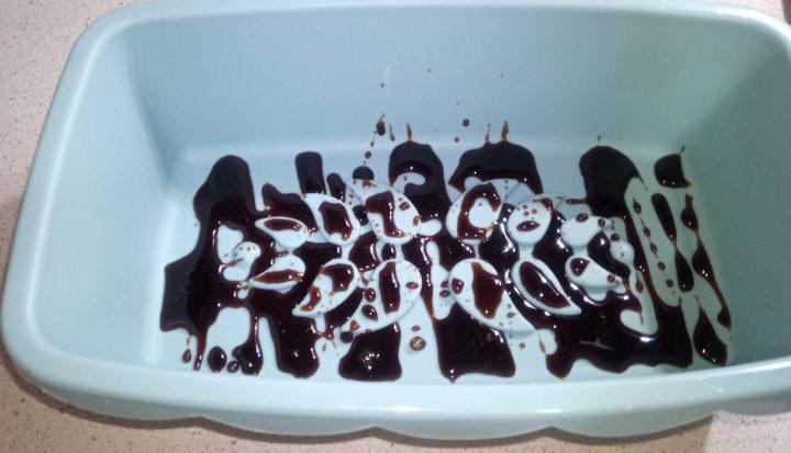 Echamos caramelo al molde de silicona y echamos la masa del flan