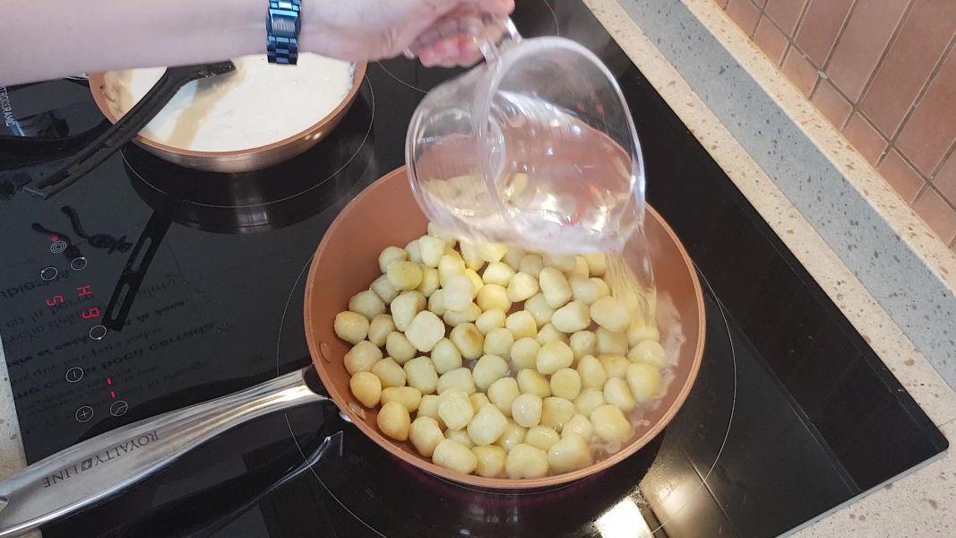 Ñoquis con queso de cabra y mermelada de tomate