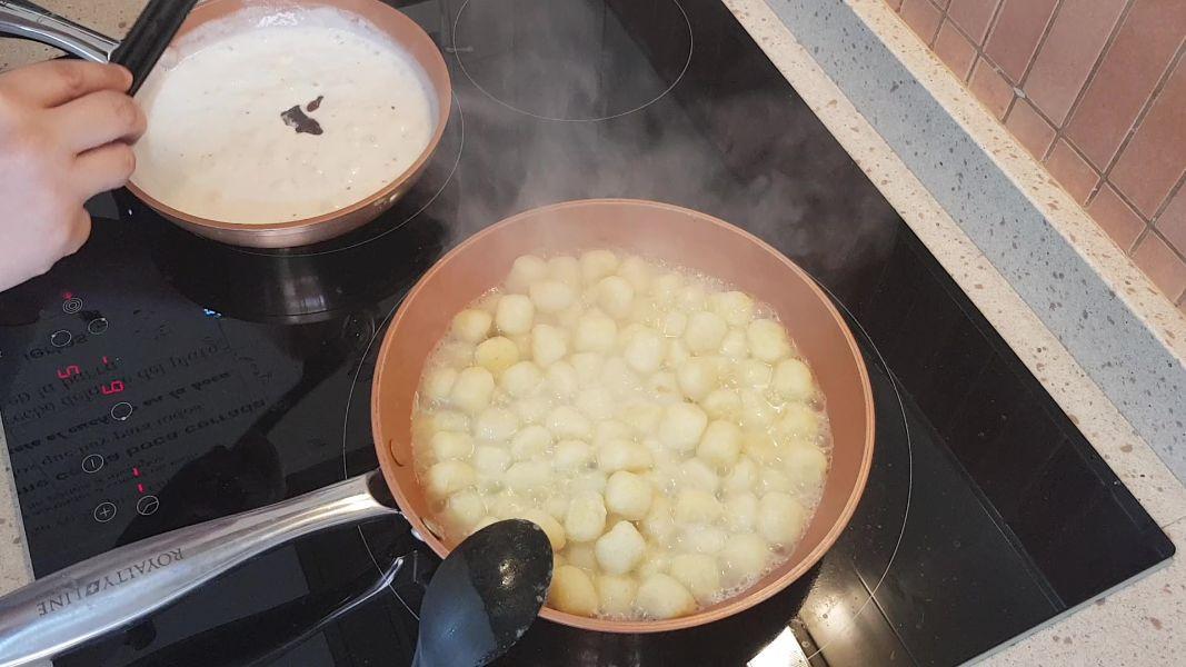 Ñoquis con queso de cabra y mermelada de tomate