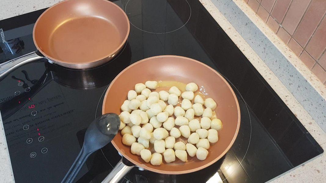 Ñoquis con queso de cabra y mermelada de tomate