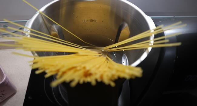 Ponemos la pasta en la jarra y cocemos