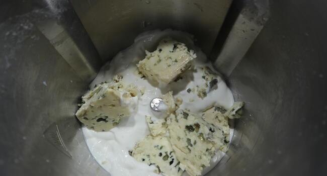 Echamos la nata (crema de leche) de cocinar y el queso en la jarra y cocinamos