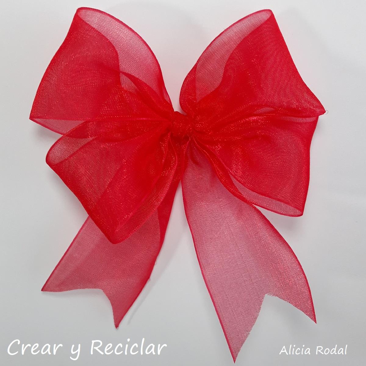 Como hacer una lazada perfecta fácil con cinta y otros materiales ¿Quieres aprender a hacer una lazada o lazo con cinta fácil y rápido? Si todavía eres de las que les cuesta un montón hacer un lazo simple o doble, para decorar cualquier tipo de manualidades, entonces no te pierdas este tutorial donde te explicaré lo sencillo que es.