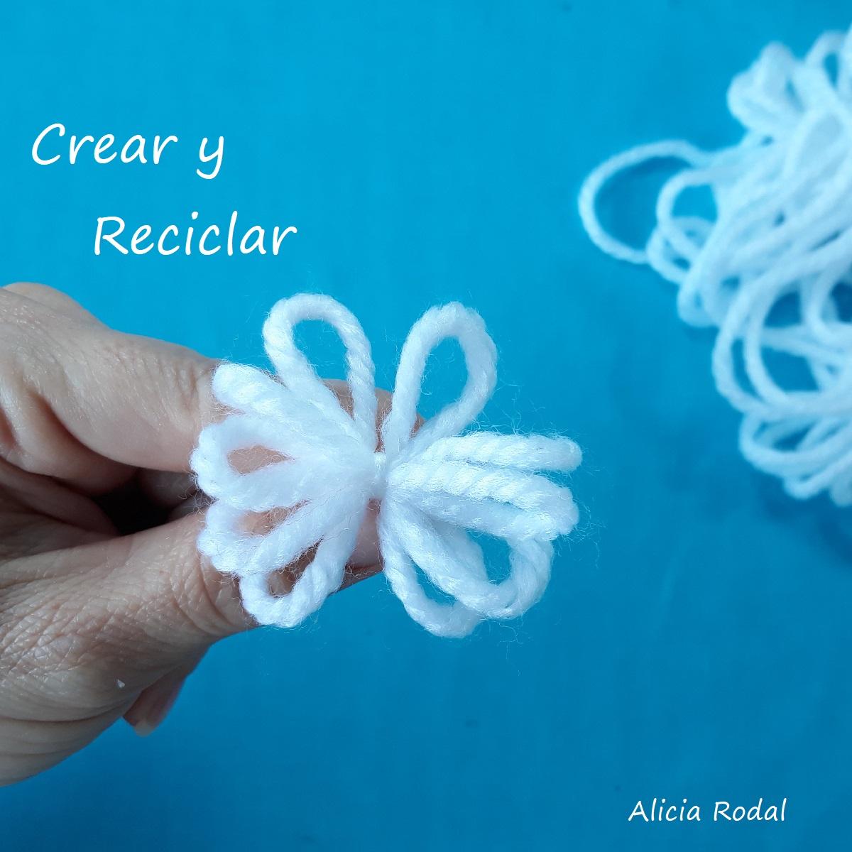 Como hacer una lazada perfecta fácil con cinta y otros materiales ¿Quieres aprender a hacer una lazada o lazo con cinta fácil y rápido? Si todavía eres de las que les cuesta un montón hacer un lazo simple o doble, para decorar cualquier tipo de manualidades, entonces no te pierdas este tutorial donde te explicaré lo sencillo que es.