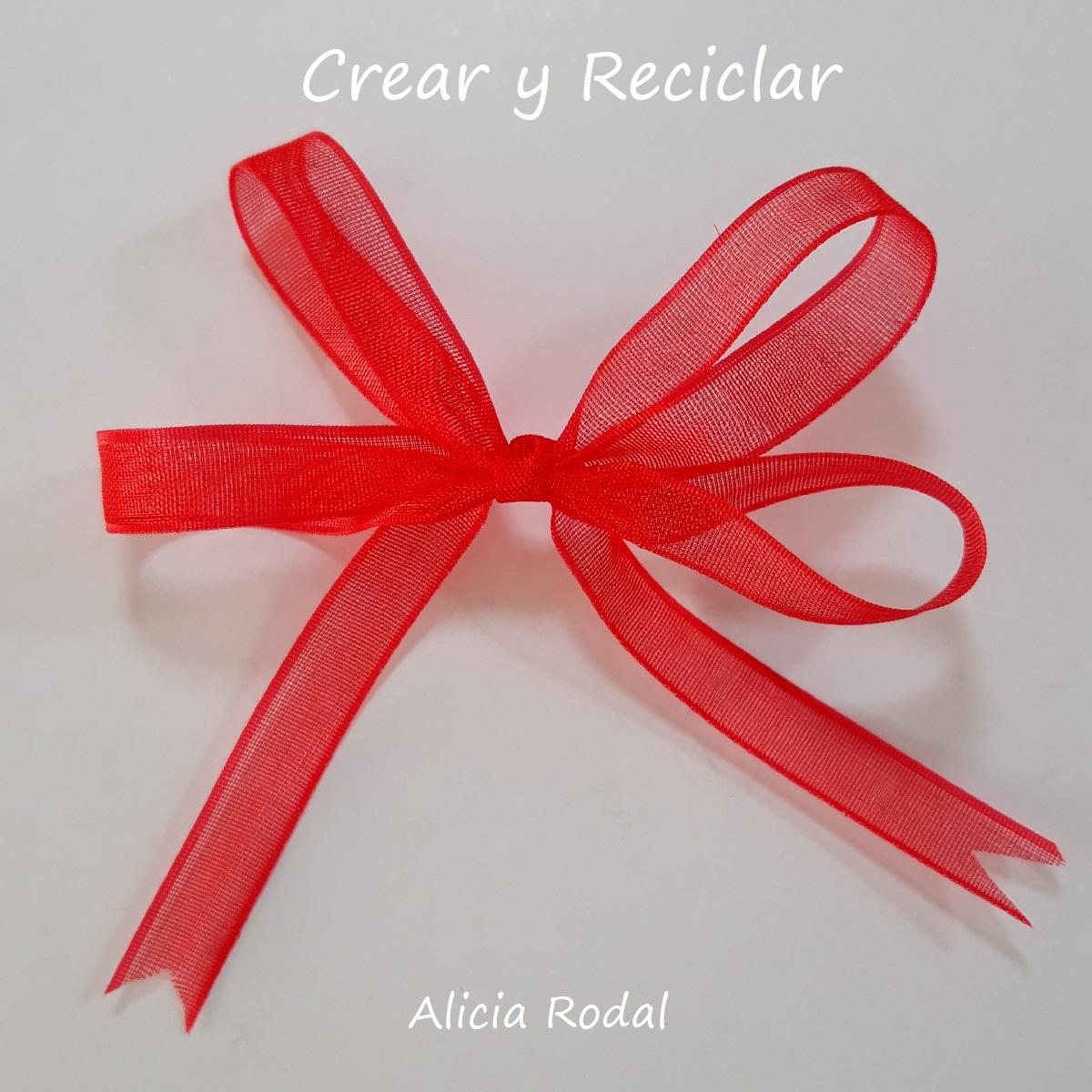 Como hacer una lazada perfecta fácil con cinta y otros materiales ¿Quieres aprender a hacer una lazada o lazo con cinta fácil y rápido? Si todavía eres de las que les cuesta un montón hacer un lazo simple o doble, para decorar cualquier tipo de manualidades, entonces no te pierdas este tutorial donde te explicaré lo sencillo que es.