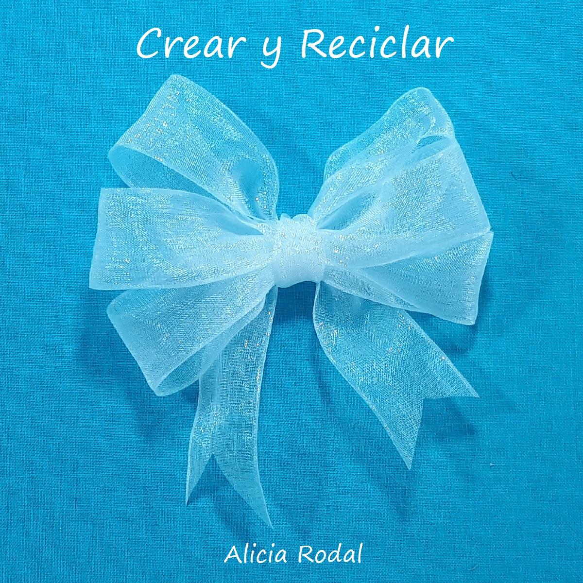 Como hacer una lazada perfecta fácil con cinta y otros materiales ¿Quieres aprender a hacer una lazada o lazo con cinta fácil y rápido? Si todavía eres de las que les cuesta un montón hacer un lazo simple o doble, para decorar cualquier tipo de manualidades, entonces no te pierdas este tutorial donde te explicaré lo sencillo que es.