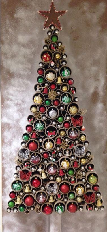Árbol de navidad con tubos PVC o rollos de papel higiénico. Vía Pinterest.