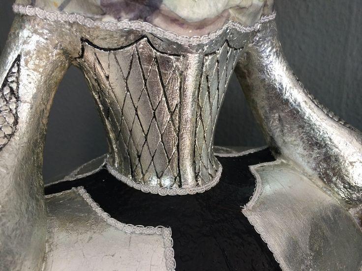 detalle corsé figura de menina grande decorada