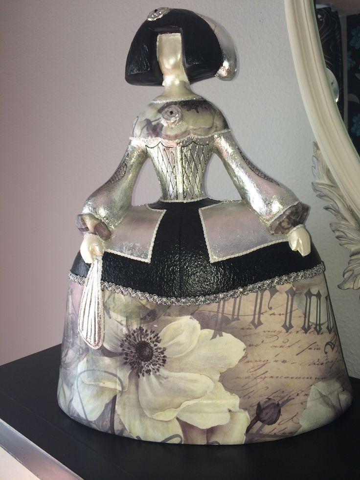 figura de menina grande decorada