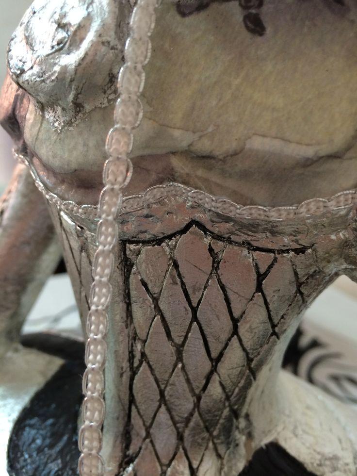 detalle pasamanería corsé figura de menina grande decorada