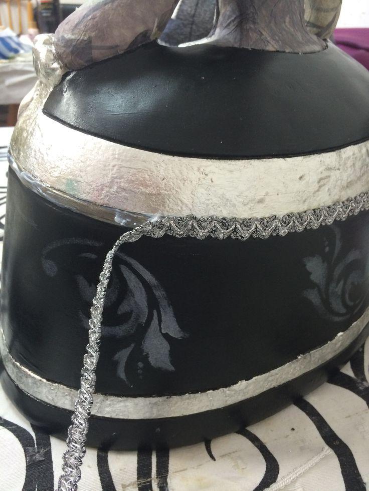 detalle pasamanería falda figura de menina mediana decorada