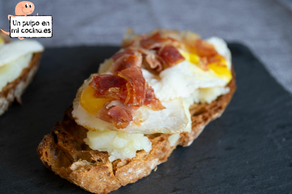 Tostas de huevos rotos y jamón