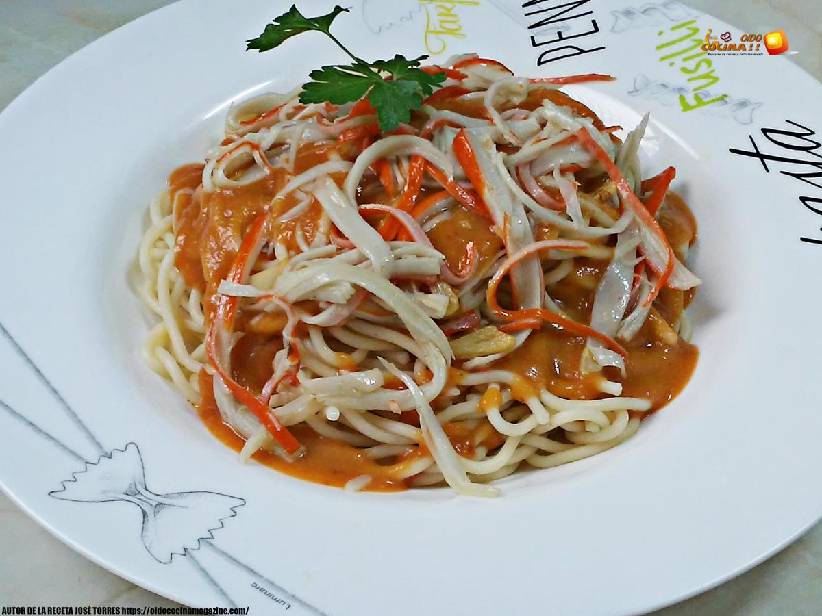 Espaguetis con salsa marinera y surimi