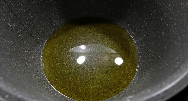 Cortamos la verdura para hacer la salsa y calentamos el aceite