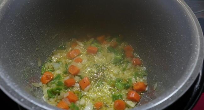 Sofreímos la verdura en la cubeta