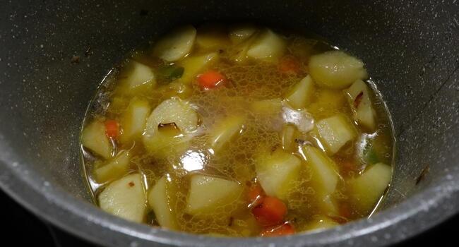 Echamos las patatas y las ponemos a cocer en la cubeta